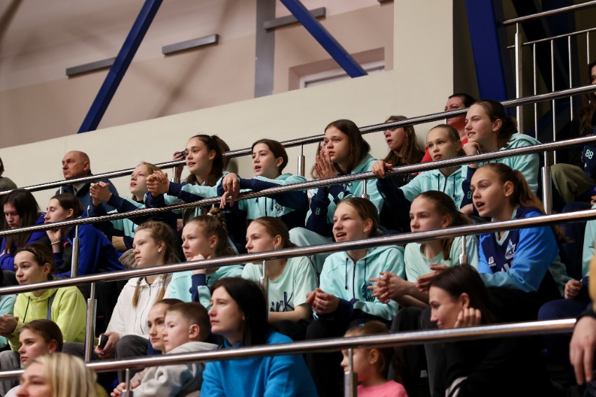 Поддержать нашу сборную пришли воспитанники СДЮШОР БК "МИНСК"